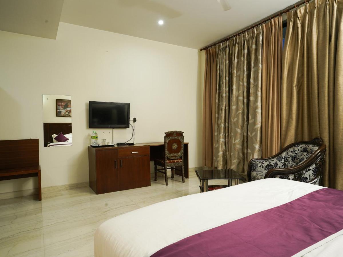 Lime Tree Hotel Sushant Lok Gurgaon Sector 29 Next To Iffco Chowk Metro Экстерьер фото