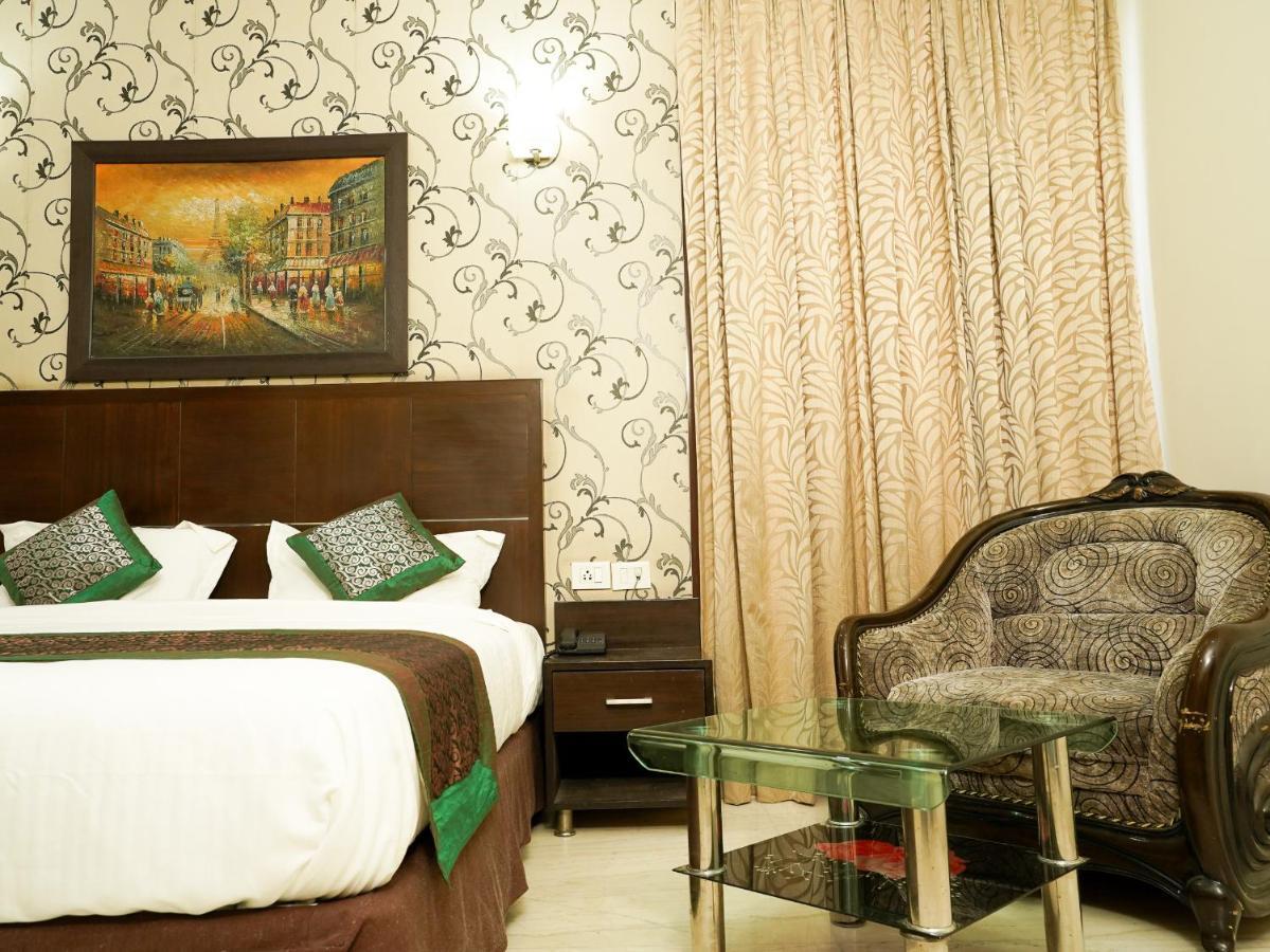 Lime Tree Hotel Sushant Lok Gurgaon Sector 29 Next To Iffco Chowk Metro Экстерьер фото