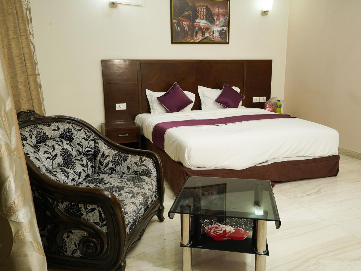 Lime Tree Hotel Sushant Lok Gurgaon Sector 29 Next To Iffco Chowk Metro Экстерьер фото