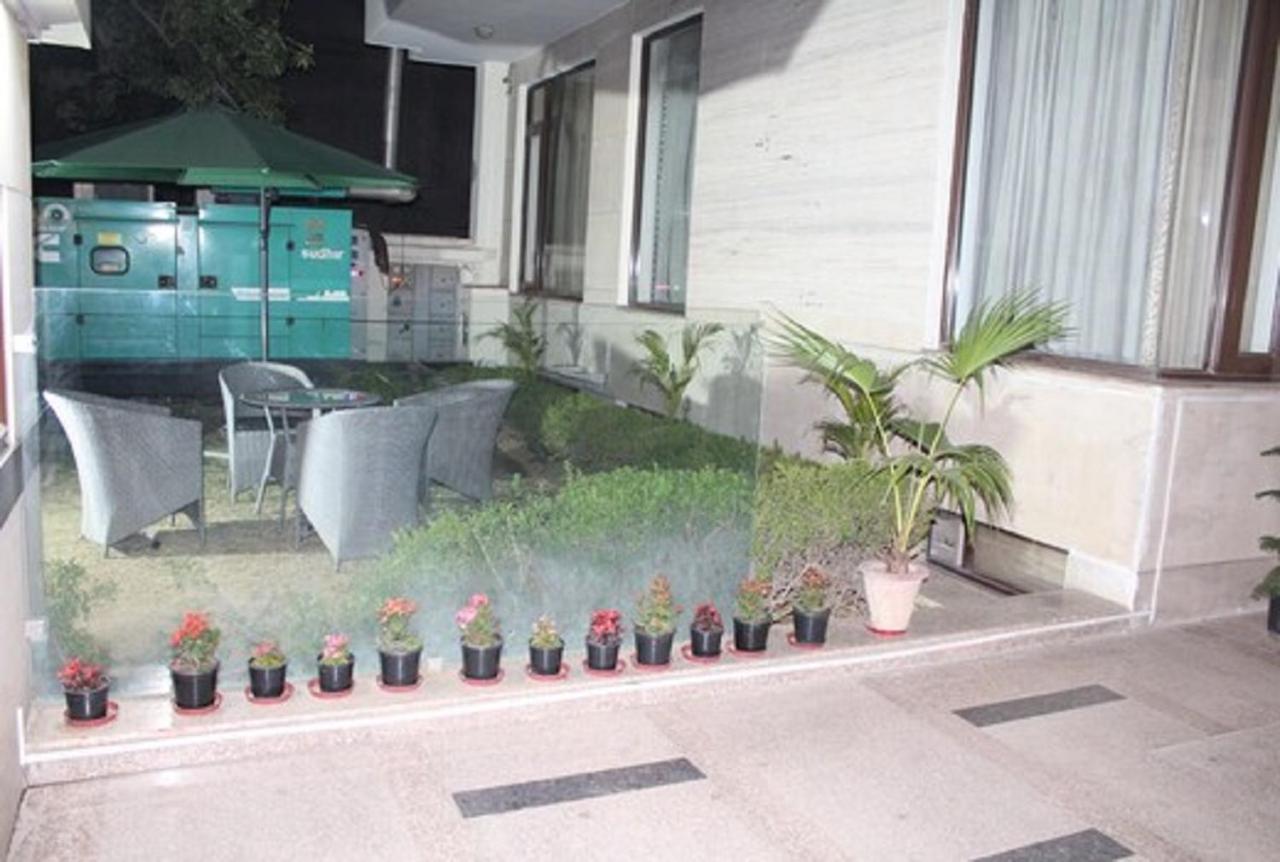 Lime Tree Hotel Sushant Lok Gurgaon Sector 29 Next To Iffco Chowk Metro Экстерьер фото