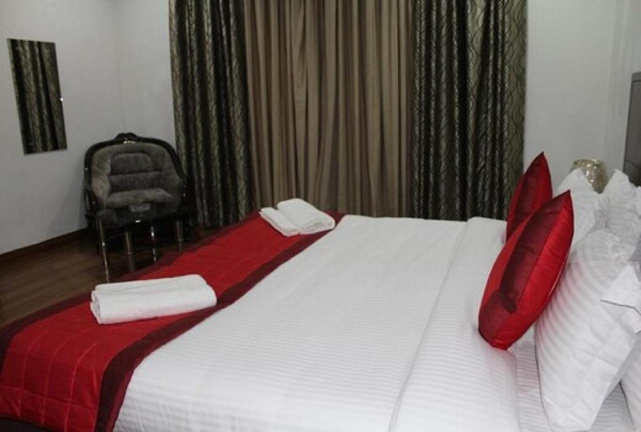 Lime Tree Hotel Sushant Lok Gurgaon Sector 29 Next To Iffco Chowk Metro Экстерьер фото