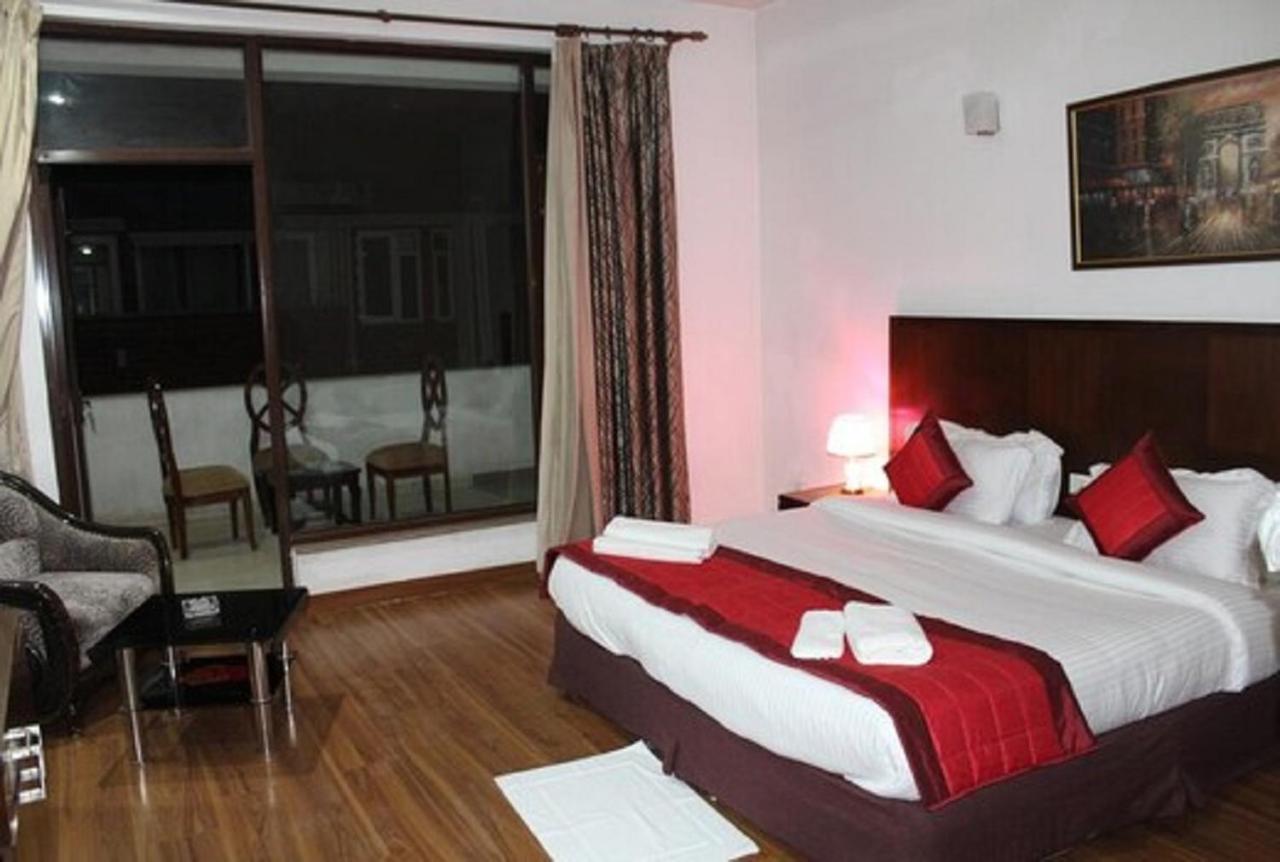 Lime Tree Hotel Sushant Lok Gurgaon Sector 29 Next To Iffco Chowk Metro Экстерьер фото