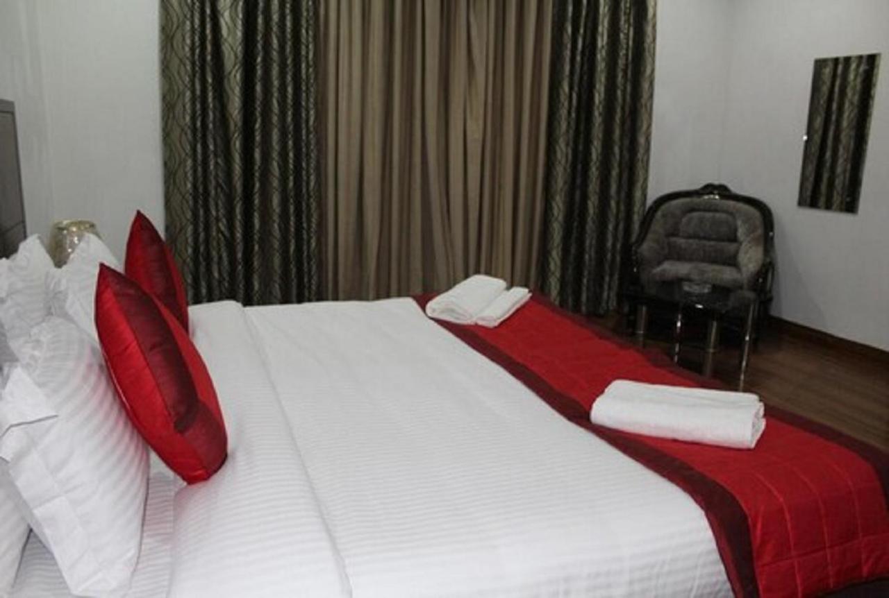 Lime Tree Hotel Sushant Lok Gurgaon Sector 29 Next To Iffco Chowk Metro Экстерьер фото