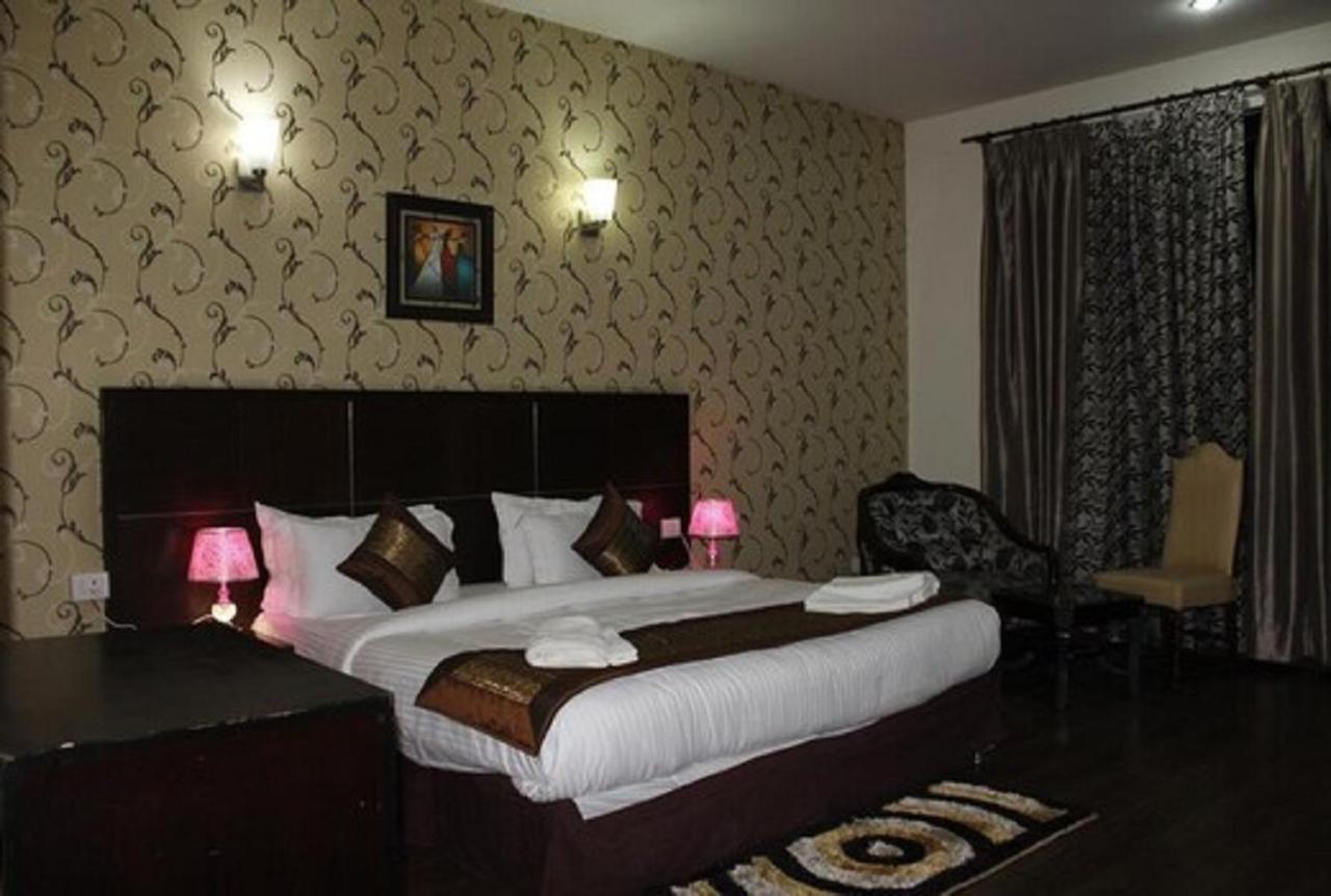 Lime Tree Hotel Sushant Lok Gurgaon Sector 29 Next To Iffco Chowk Metro Экстерьер фото