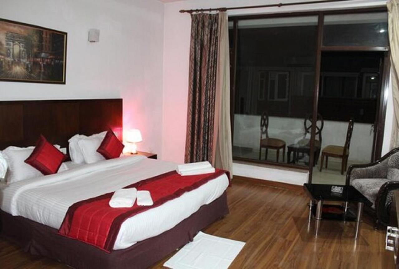 Lime Tree Hotel Sushant Lok Gurgaon Sector 29 Next To Iffco Chowk Metro Экстерьер фото